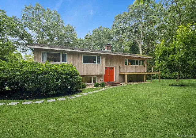 Photo 1 of Single family home for sale at 4 Lincoln St, East Hampton, NY 11963 | MLS# 1040984 | Listing updated on 2026-10-03