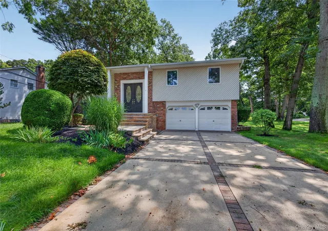 Photo 1 of Sale Pending at 11 Penguin Ln, Huntington, NY 11725 | MLS# 1041009 | Listing updated on 2026-10-08