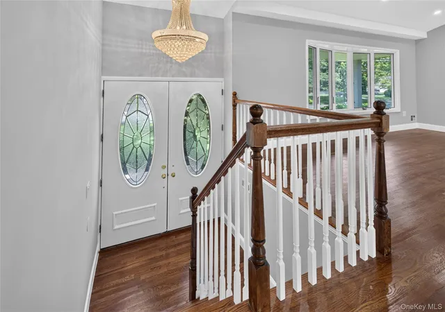 Photo 4 of Sale Pending at 11 Penguin Ln, Huntington, NY 11725 | MLS# 1041009 | Listing updated on 2026-10-08
