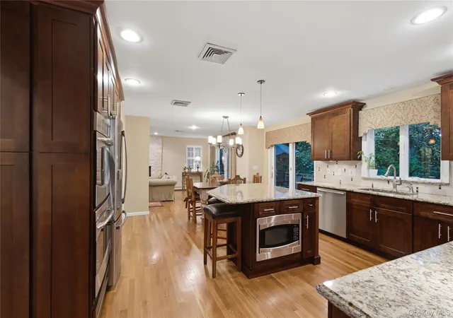 Photo 4 of Single family home for sale at 3 Fermi Ct, Cortlandt, NY 10567 | MLS# 1041040 | Listing updated on 2026-10-05