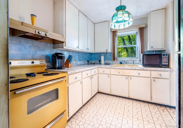 Listing Photo 5 - Condo for sale in building located at 4 Charter Cir, Ossining, NY 10562 - Unit #4
