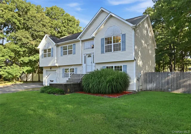 Photo 2 of Sale Pending at 3 Mulligan Dr, Brookhaven, NY 11763 | MLS# 1041121 | Listing updated on 2026-09-13