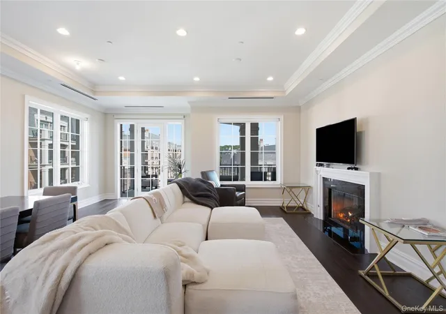 Listing Photo 4 - Condo for sale in building located at 3000 Royal Ct, North Hempstead, NY 11040 - Unit #3206