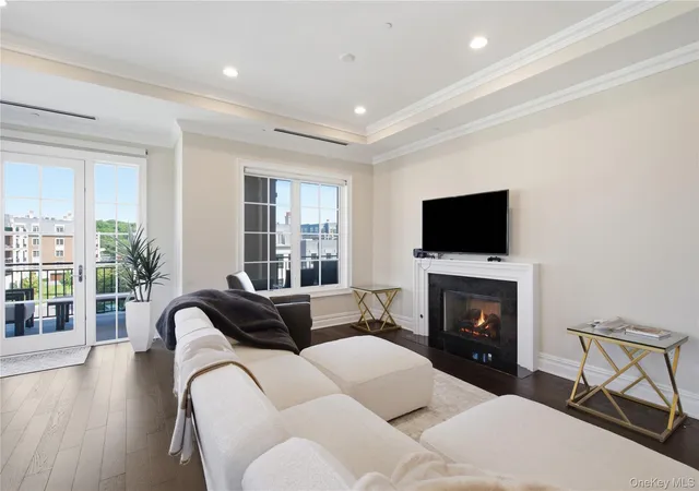Listing Photo 5 - Condo for sale in building located at 3000 Royal Ct, North Hempstead, NY 11040 - Unit #3206