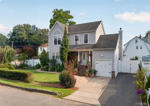 Photo 2 of Sale Pending at 139 Smith St, Babylon, NY 11701 | MLS# 1041214 | Listing updated on 2026-09-19