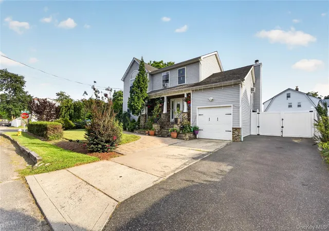 Photo 3 of Sale Pending at 139 Smith St, Babylon, NY 11701 | MLS# 1041214 | Listing updated on 2026-09-19