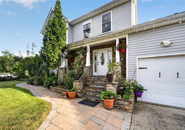 Photo 3 of Sale Pending at 139 Smith St, Babylon, NY 11701 | MLS# 1041214 | Listing updated on 2026-09-19