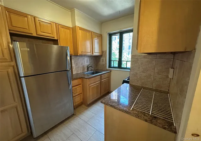 Listing Photo 4 - Condo for sale in building located at 1579 Metropolitan Ave, New York, NY 10462 - Unit #6H