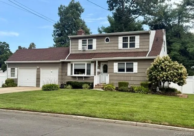 Photo 1 of Single family home for sale at 13 Westwood Dr, Babylon, NY 11703 | MLS# 1041339 | Listing updated on 2026-10-09