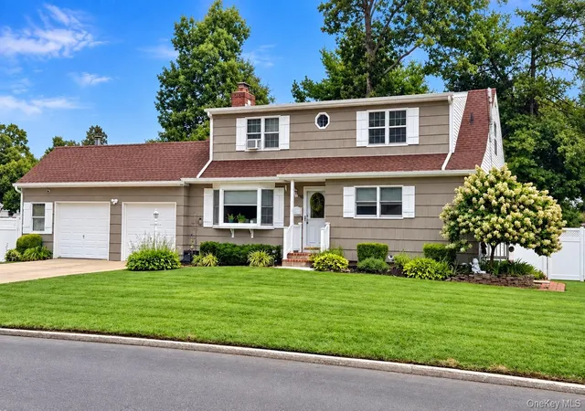 Photo 1 of Single family home for sale at 13 Westwood Dr, Babylon, NY 11703 | MLS# 1041339 | Listing updated on 2026-10-10
