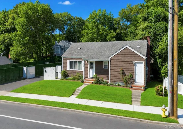 Photo 2 of Single family home for sale at 666 Rosevale Ave, Islip, NY 11779 | MLS# 1041427 | Listing updated on 2026-10-06
