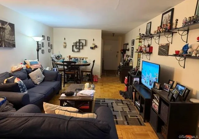 3rd image of 3 Birchwood Ct, Hempstead, NY 11501