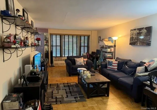 4th image of 3 Birchwood Ct, Hempstead, NY 11501