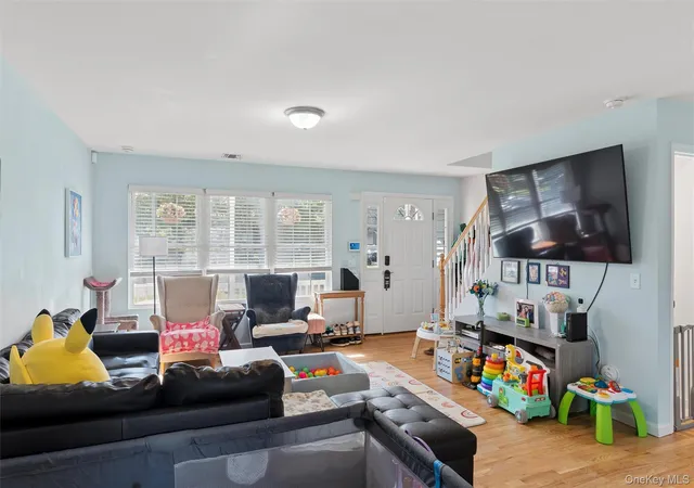 Photo 4 of Sale Pending at 17 Robinwood St, Brookhaven, NY 11950 | MLS# 1041445 | Listing updated on 2026-09-24