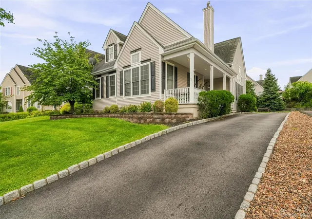 Photo 1 of Single family home for sale at 6 Paisley Ct, Woodbury, NY 10930 | MLS# 1041475 | Listing updated on 2026-09-07