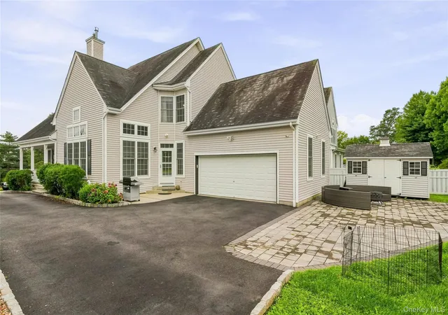 Photo 3 of Single family home for sale at 6 Paisley Ct, Woodbury, NY 10930 | MLS# 1041475 | Listing updated on 2026-09-07