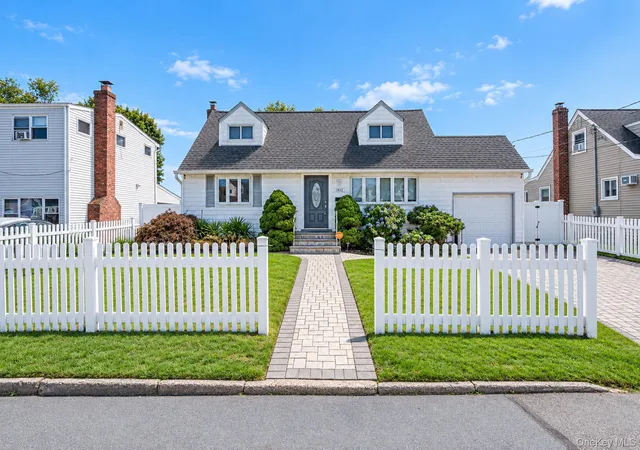 Photo 1 of Single family home for sale at 1032 N Hamilton Ave, Babylon, NY 11757 | MLS# 1041493 | Listing updated on 2026-09-28