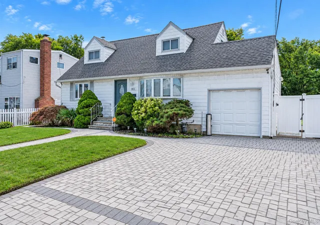 Photo 2 of Single family home for sale at 1032 N Hamilton Ave, Babylon, NY 11757 | MLS# 1041493 | Listing updated on 2026-09-28