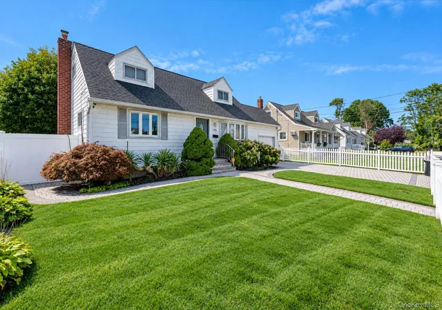 Photo 3 of Single family home for sale at 1032 N Hamilton Ave, Babylon, NY 11757 | MLS# 1041493 | Listing updated on 2026-09-28
