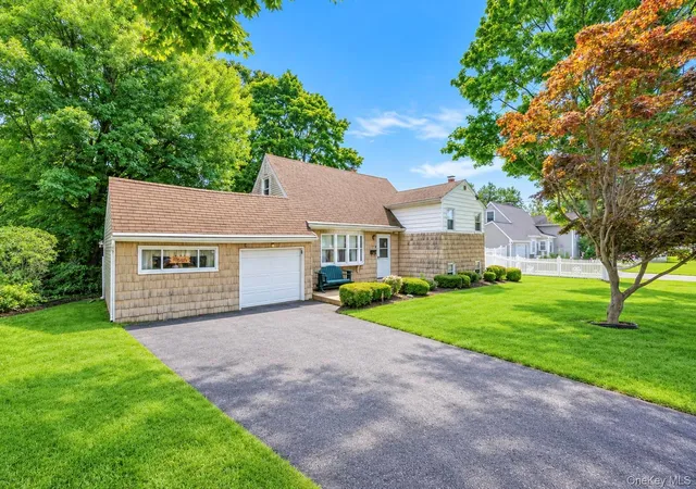 Photo 2 of Single family home for sale at 1425 Pine Dr, Islip, NY 11706 | MLS# 1041672 | Listing updated on 2026-09-06