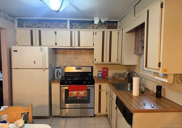 Photo 4 of Single family home for sale at 58 Curtis Pl, Hempstead, NY 11714 | MLS# 1041697 | Listing updated on 2026-10-26