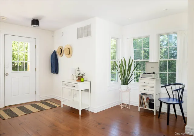Photo 2 of Single family home for sale at 185 Maiden Ln, Southold, NY 11952 | MLS# 1041698 | Listing updated on 2026-09-12