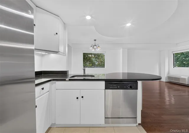 Listing Photo 5 - Condo for sale in building located at 88 Cuttermill Rd, North Hempstead, NY 11021 - Unit #322