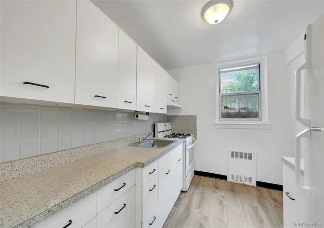 Listing Photo 2 - Condo for sale in building located at 5610 Netherland Ave, New York, NY 10471 - Unit #1G