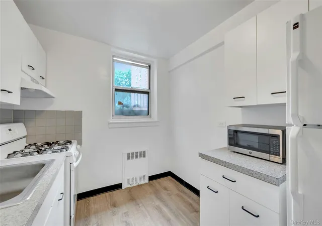 Listing Photo 3 - Condo for sale in building located at 5610 Netherland Ave, New York, NY 10471 - Unit #1G
