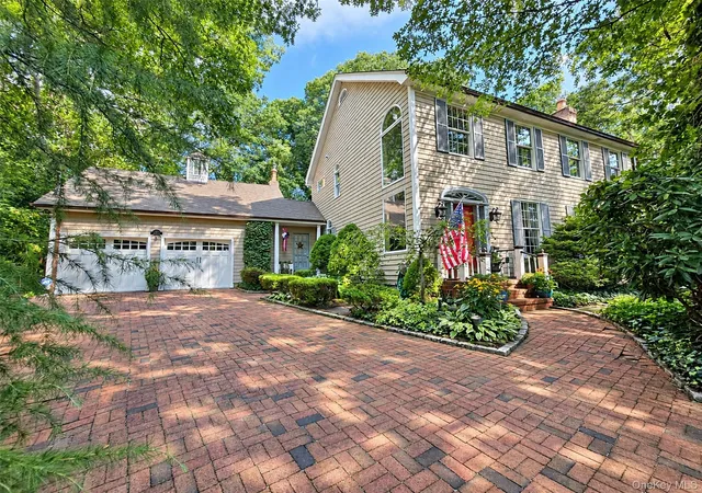 Photo 1 of Single family home for sale at 259 Astor Dr, Islip, NY 11782 | MLS# 1041895 | Listing updated on 2026-09-05