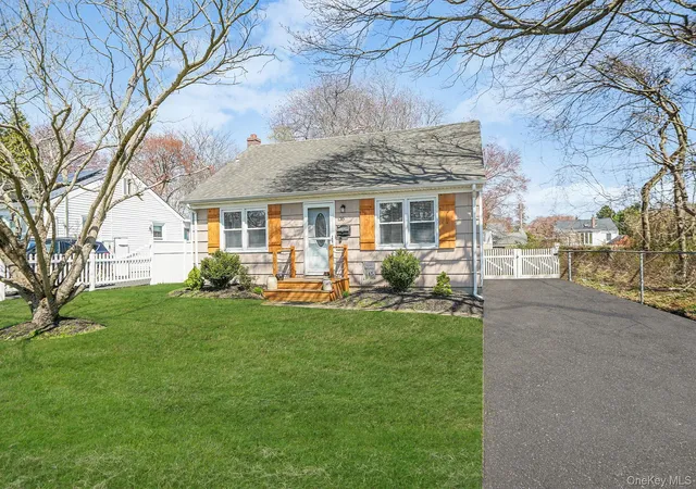 Photo 4 of Single family home for sale at 35 Thorburn Ave, Brookhaven, NY 11772 | MLS# 1042002 | Listing updated on 2026-09-13