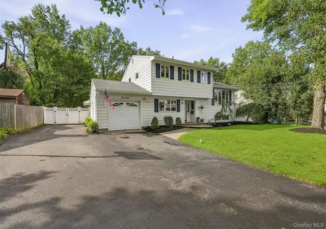 Photo 3 of Single family home for sale at 19 Dutch Holw Dr, Orangetown, NY 10962 | MLS# 1042029 | Listing updated on 2026-09-17