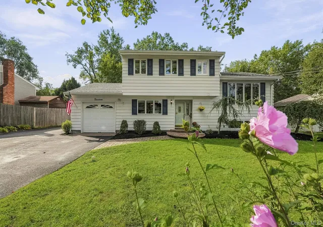 Photo 3 of Single family home for sale at 19 Dutch Holw Dr, Orangetown, NY 10962 | MLS# 1042029 | Listing updated on 2026-09-17