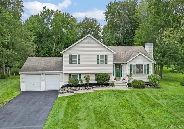 Photo 2 of Single family home for sale at 101 Lexington Dr, Newburgh (town), NY 12550 | MLS# 1042074 | Listing updated on 2026-09-16