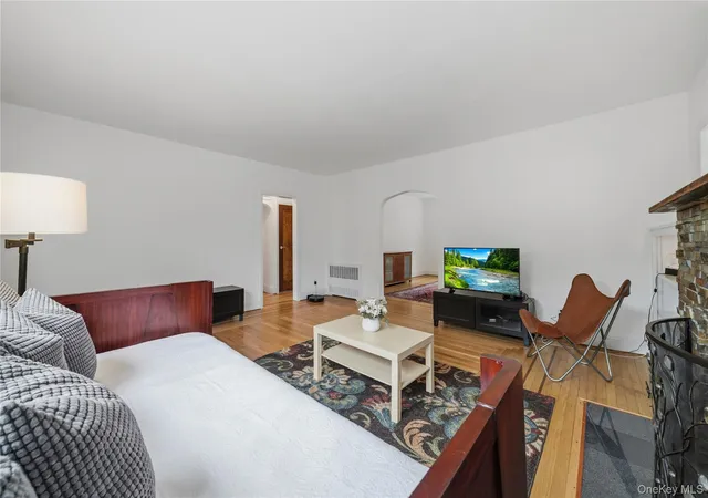 Photo 4 of Single family home for sale at 662 Palisade Ave, Yonkers, NY 10703 | MLS# 1042424 | Listing updated on 2026-09-19