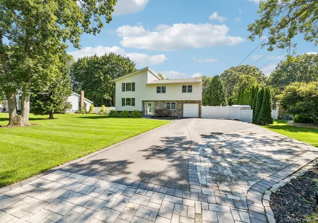 Photo 2 of Sale Pending at 129 Jefferson Ave, Smithtown, NY 11780 | MLS# 1042512 | Listing updated on 2026-10-07