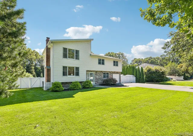 Photo 3 of Sale Pending at 129 Jefferson Ave, Smithtown, NY 11780 | MLS# 1042512 | Listing updated on 2026-10-07