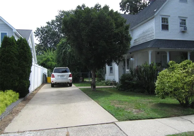 Photo 2 of Single family home for sale at 193 Cherry St, Oyster Bay, NY 11735 | MLS# 1042564 | Listing updated on 2026-09-06