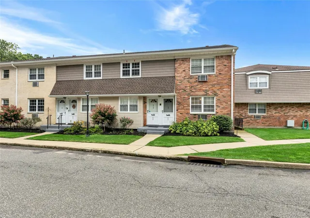 Listing Photo 2 - Condo for sale in building located at 5218 Wilshire Ln, Islip, NY 11769 - Unit #5218