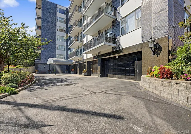 Listing Photo 2 - Condo for sale in building located at 20 Old Mamaroneck Rd, White Plains, NY 10605 - Unit #5C