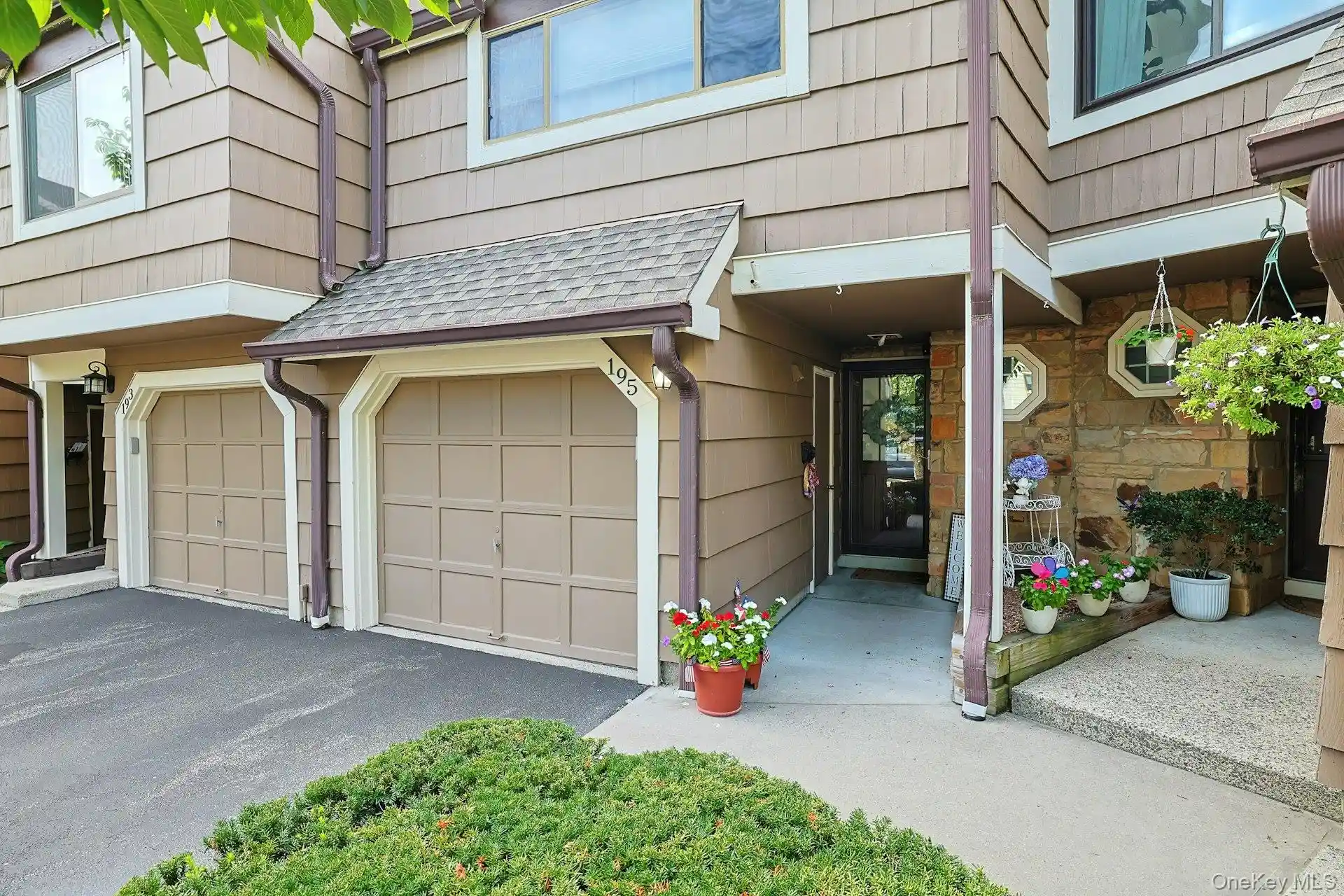 Listing Photo 2 - Condo for sale in 195 Treetop Cir located at 195 Treetop Cir, Clarkstown, NY 10954 - Unit 195 Treetop Cir