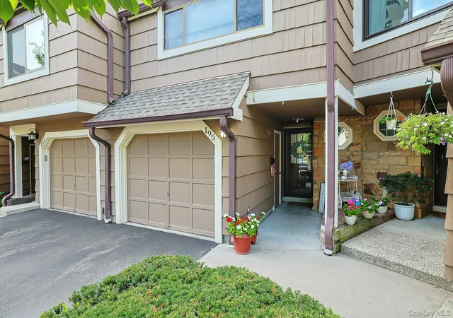 Photo 2 of Condo for sale at 195 Treetop Cir, Clarkstown, NY 10954 | MLS# 1042802 | Listing updated on 2026-10-07