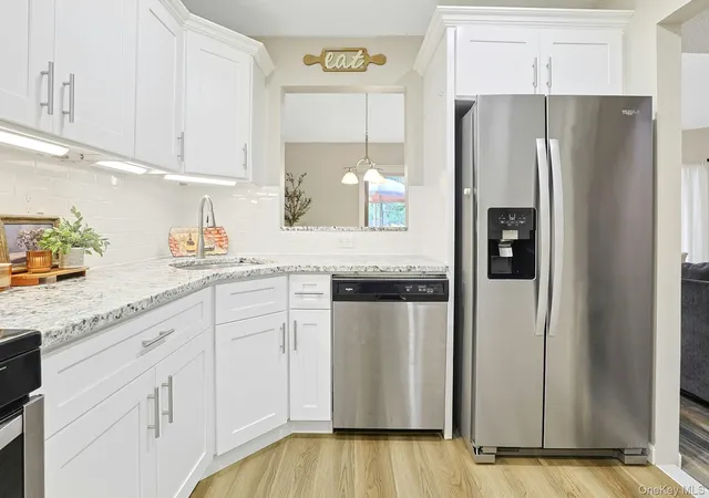 Listing Photo 4 - Condo for sale in building located at 195 Treetop Cir, Clarkstown, NY 10954