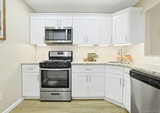 Listing Photo 5 - Condo for sale in building located at 195 Treetop Cir, Clarkstown, NY 10954