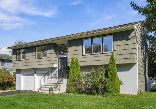 Photo 2 of Single family home for sale at 7 Frost Ln, Hartsdale, NY 10530 | MLS# 1042822 | Listing updated on 2026-10-17