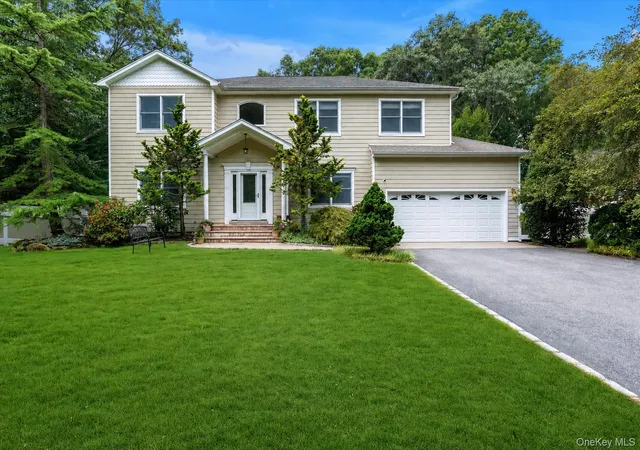 Photo 1 of Single family home for sale at 25 Pashen Pl, Huntington, NY 11746 | MLS# 1042863 | Listing updated on 2026-10-06