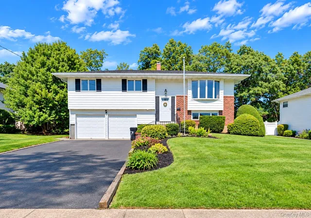 Photo 1 of Single family home for sale at 107 Headline Rd, Babylon, NY 11729 | MLS# 1042889 | Listing updated on 2026-09-27