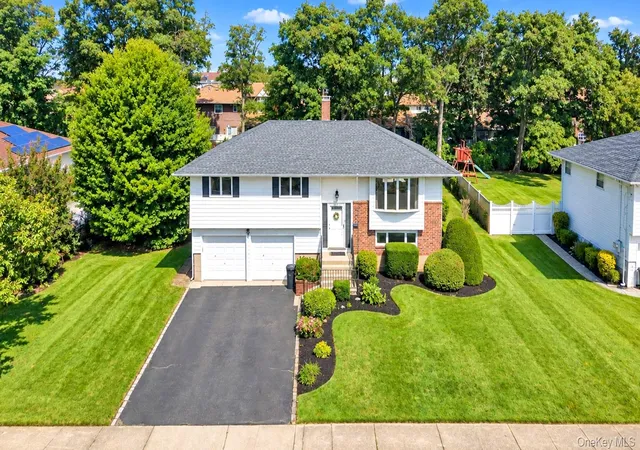 Photo 2 of Single family home for sale at 107 Headline Rd, Babylon, NY 11729 | MLS# 1042889 | Listing updated on 2026-09-27
