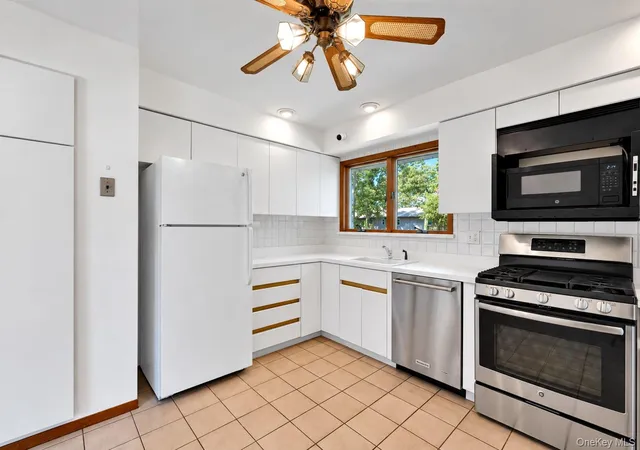 Photo 4 of Single family home for sale at 107 Headline Rd, Babylon, NY 11729 | MLS# 1042889 | Listing updated on 2026-09-29