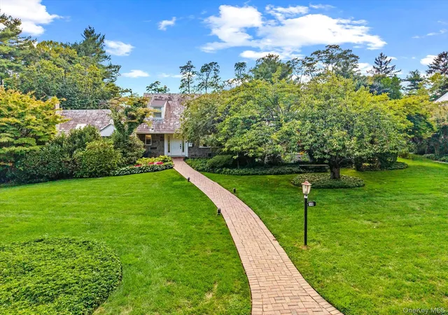 Photo 2 of Single family home for sale at 10 Vista Dr, North Hempstead, NY 11021 | MLS# 1042917 | Listing updated on 2026-09-15